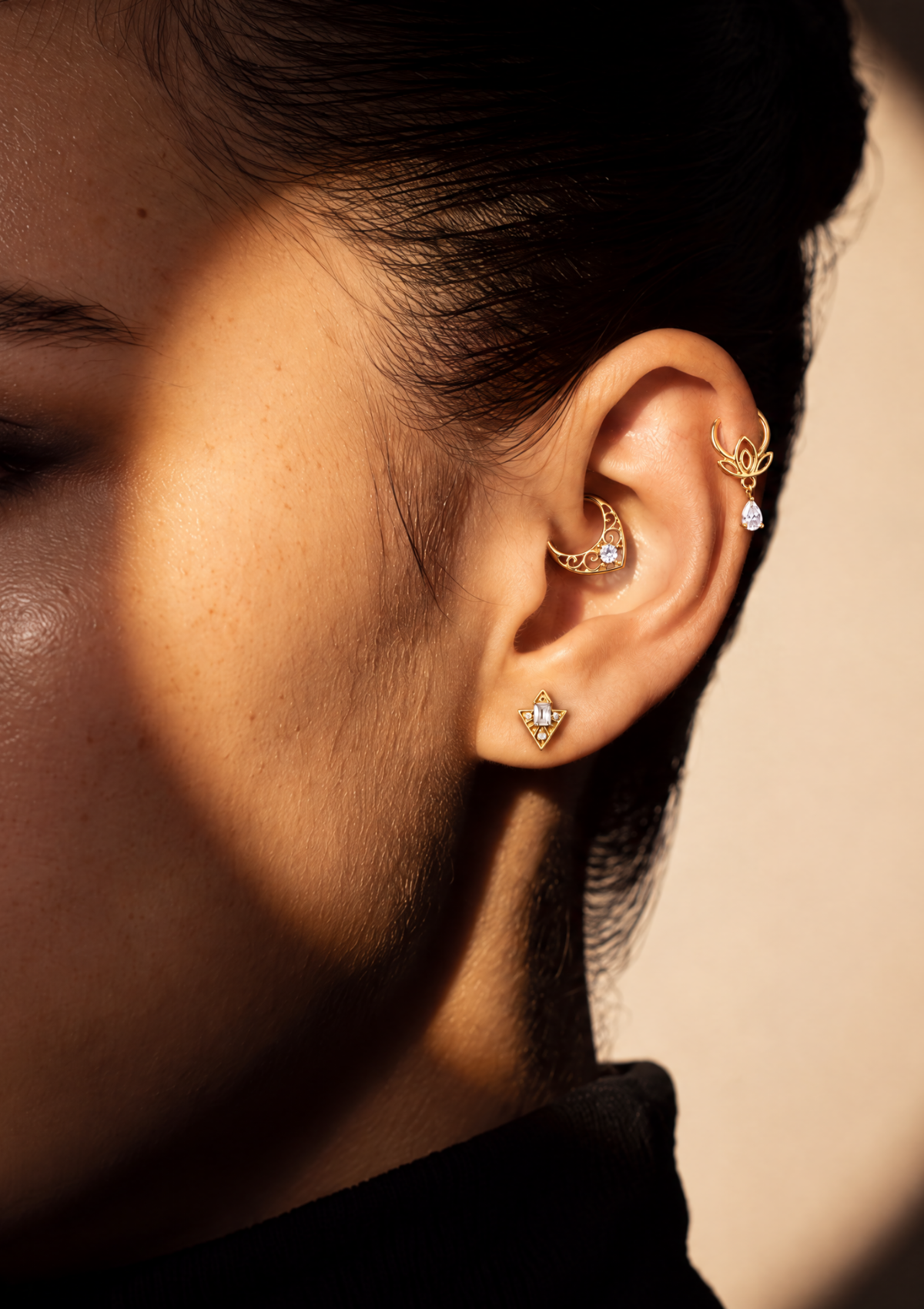 Composition piercing lune et zircons en titane gold – Collection Eclipse
