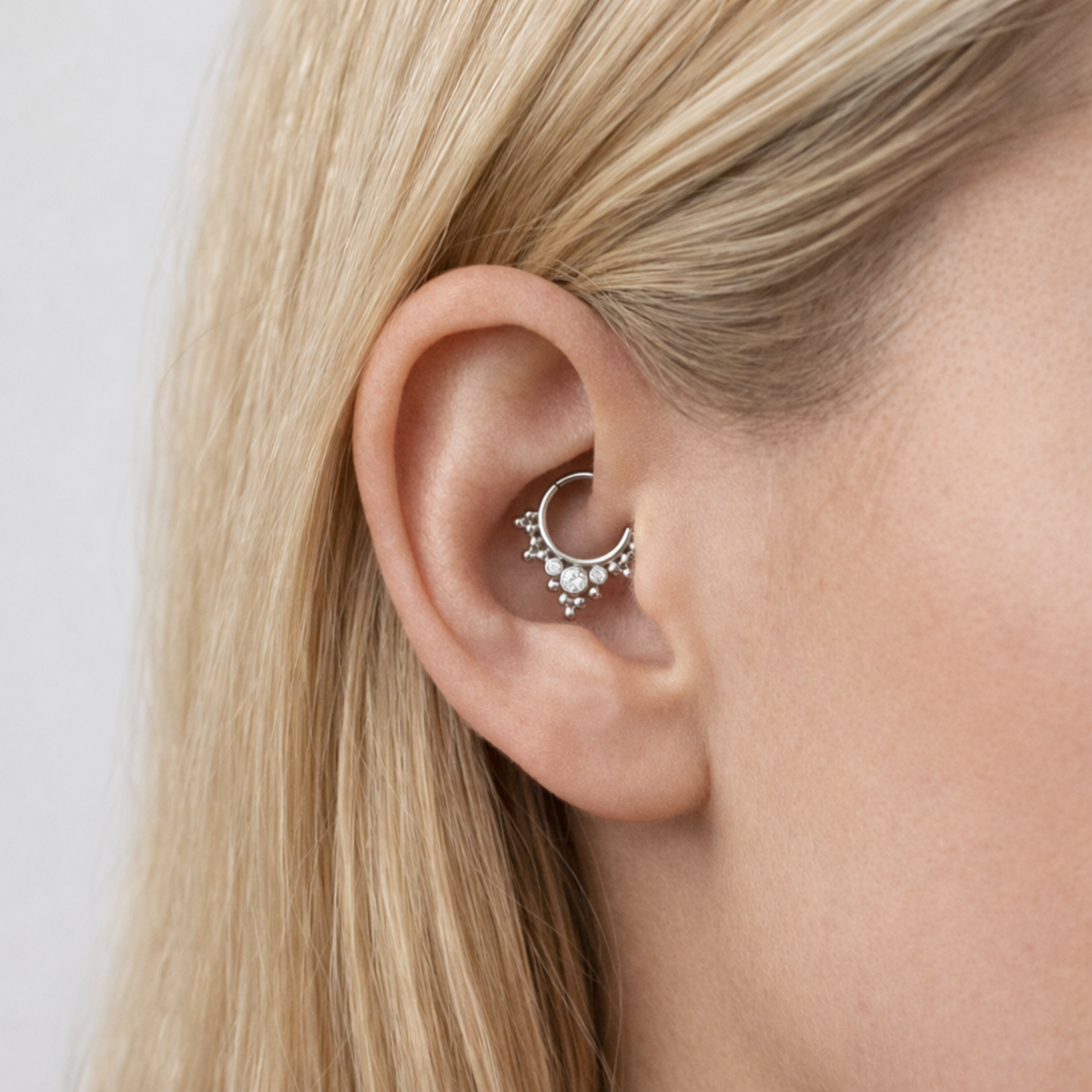 Anneau piercing Airi en titane avec zircon, porté au daith