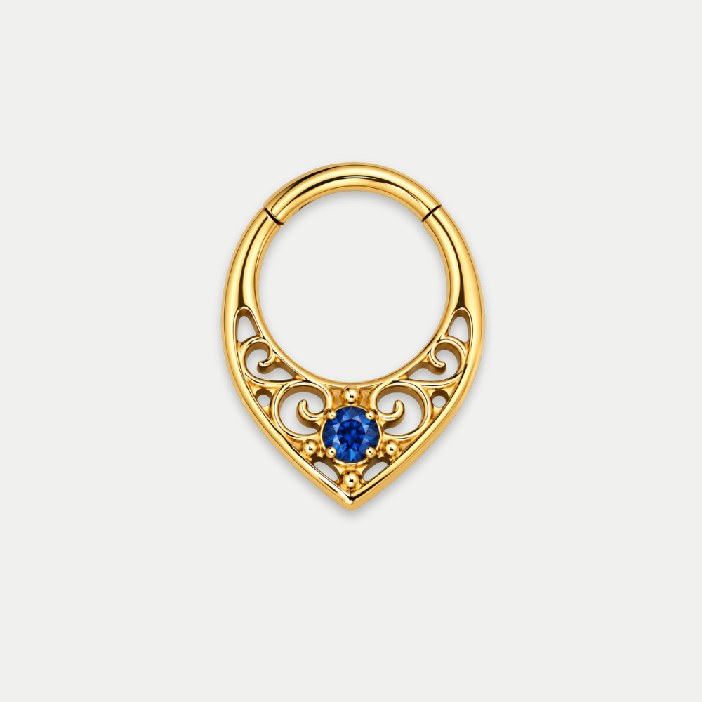 Anneau piercing Ajour en titane gold, motif ajouré et zircon central, zircon bleu, vu de face