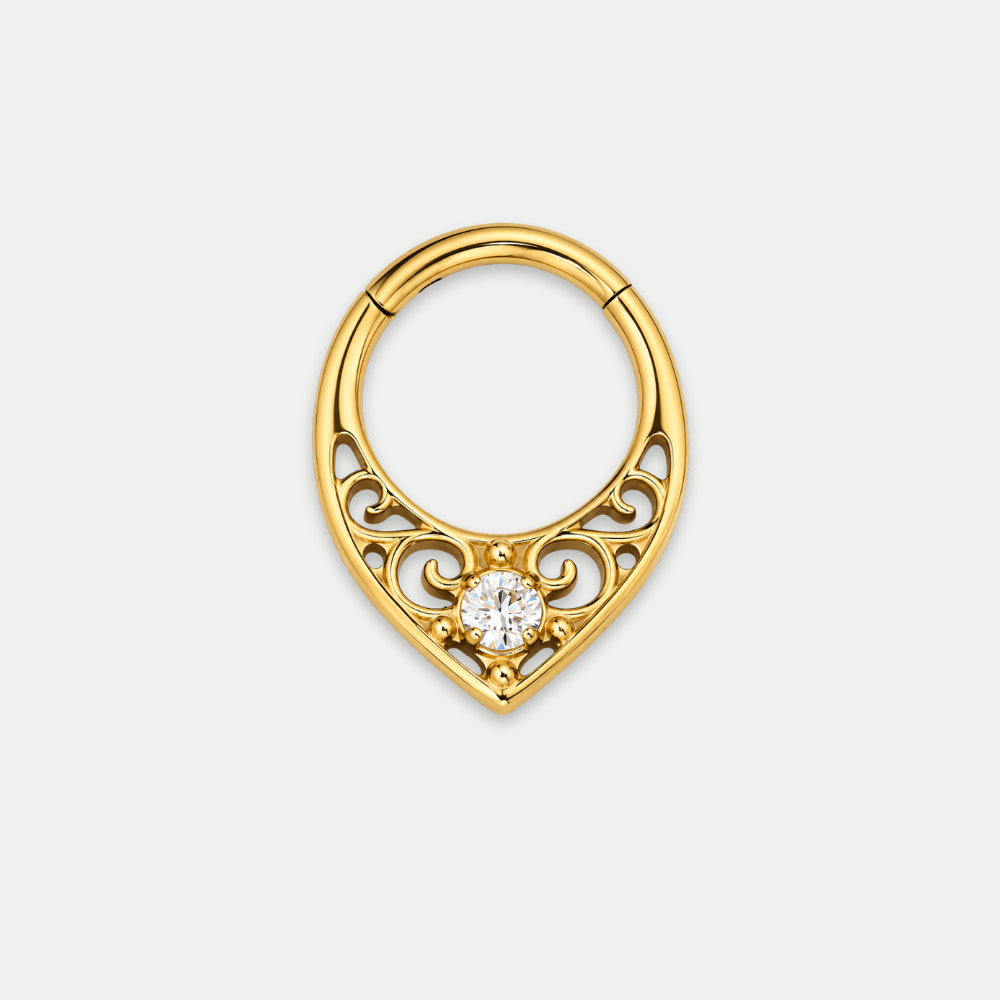 Anneau piercing Ajour en titane gold, motif ajouré et zircon central, zircon blanc, vu de face