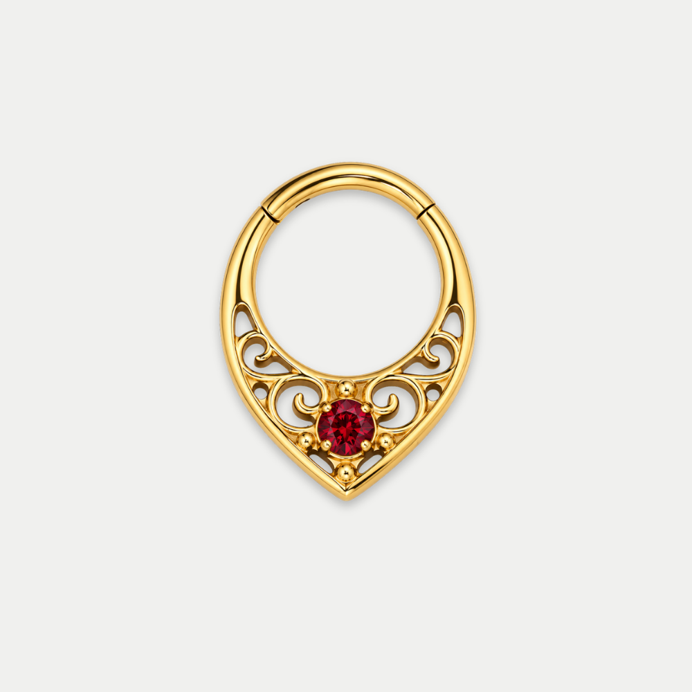 Anneau piercing Ajour en titane gold, motif ajouré et zircon central, zircon rouge, vu de face