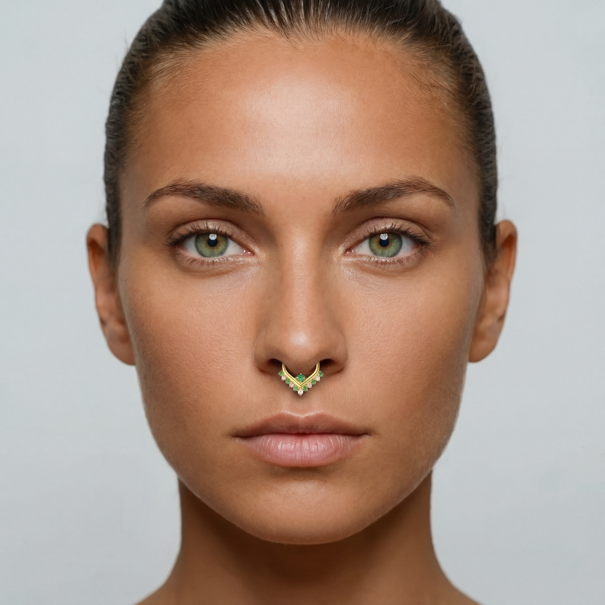 Anneau piercing Alina en titane gold avec zircon, porté au septum