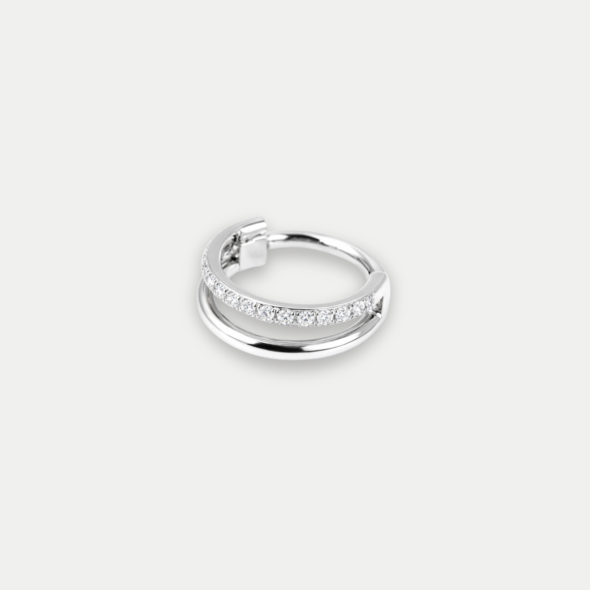 Anneau piercing Apolline en titane avec zircon, vu de face
