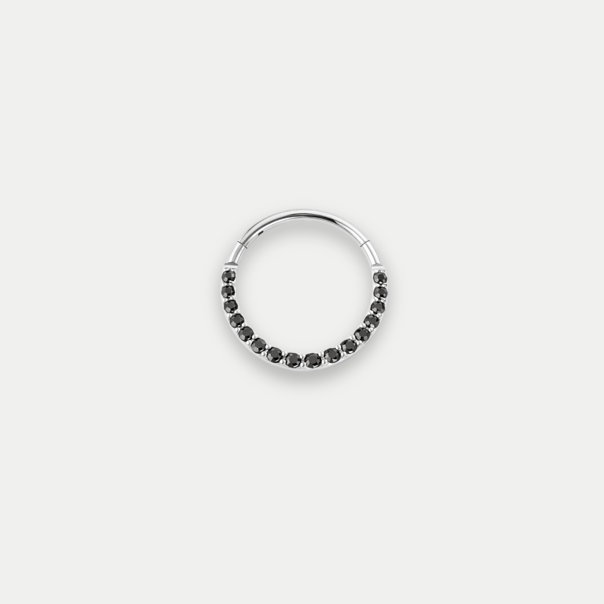 Anneau piercing Ari en titane avec zircon, vu de face