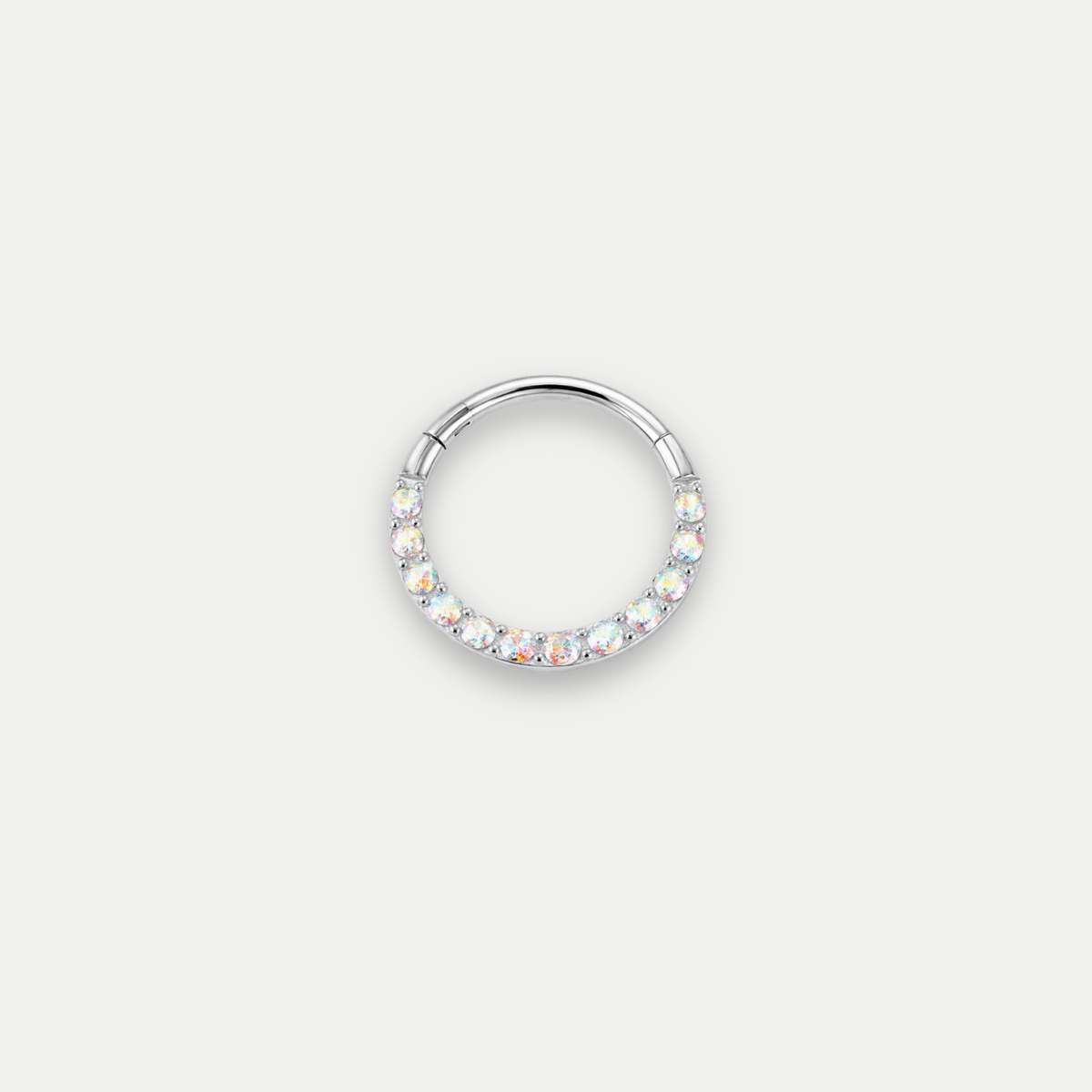 Anneau piercing Ari en titane avec zircon multicolore blanc, vu de face