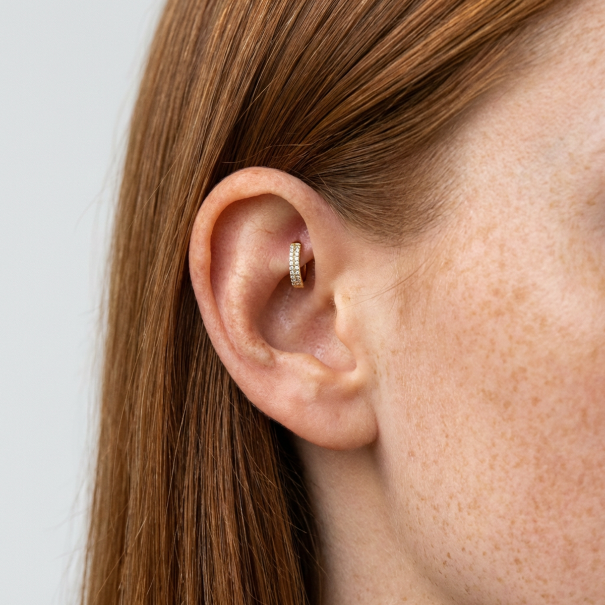 Anneau piercing Asha en titane avec zircon, porté à l’oreille