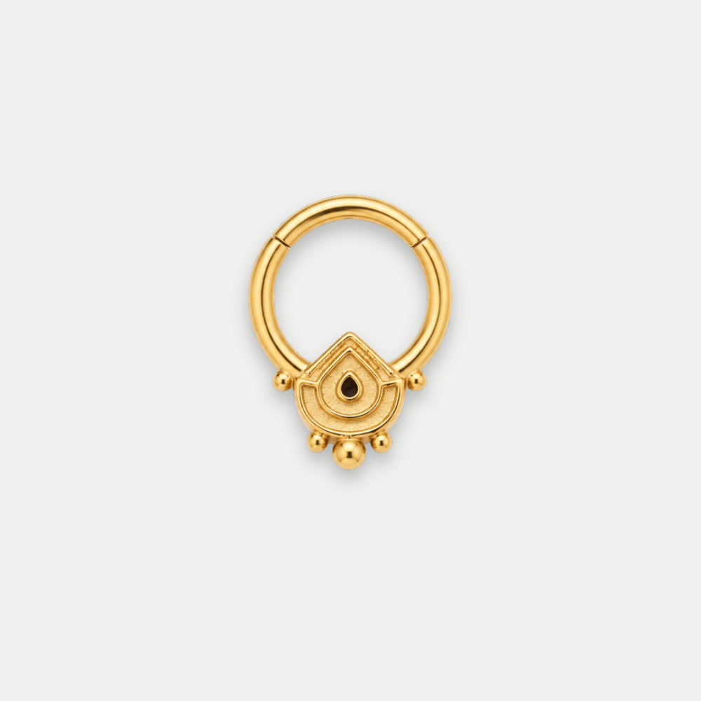 Anneau piercing Aural en titane gold, pendentif ciselé à pierre noire et perles dorées, vu de dos