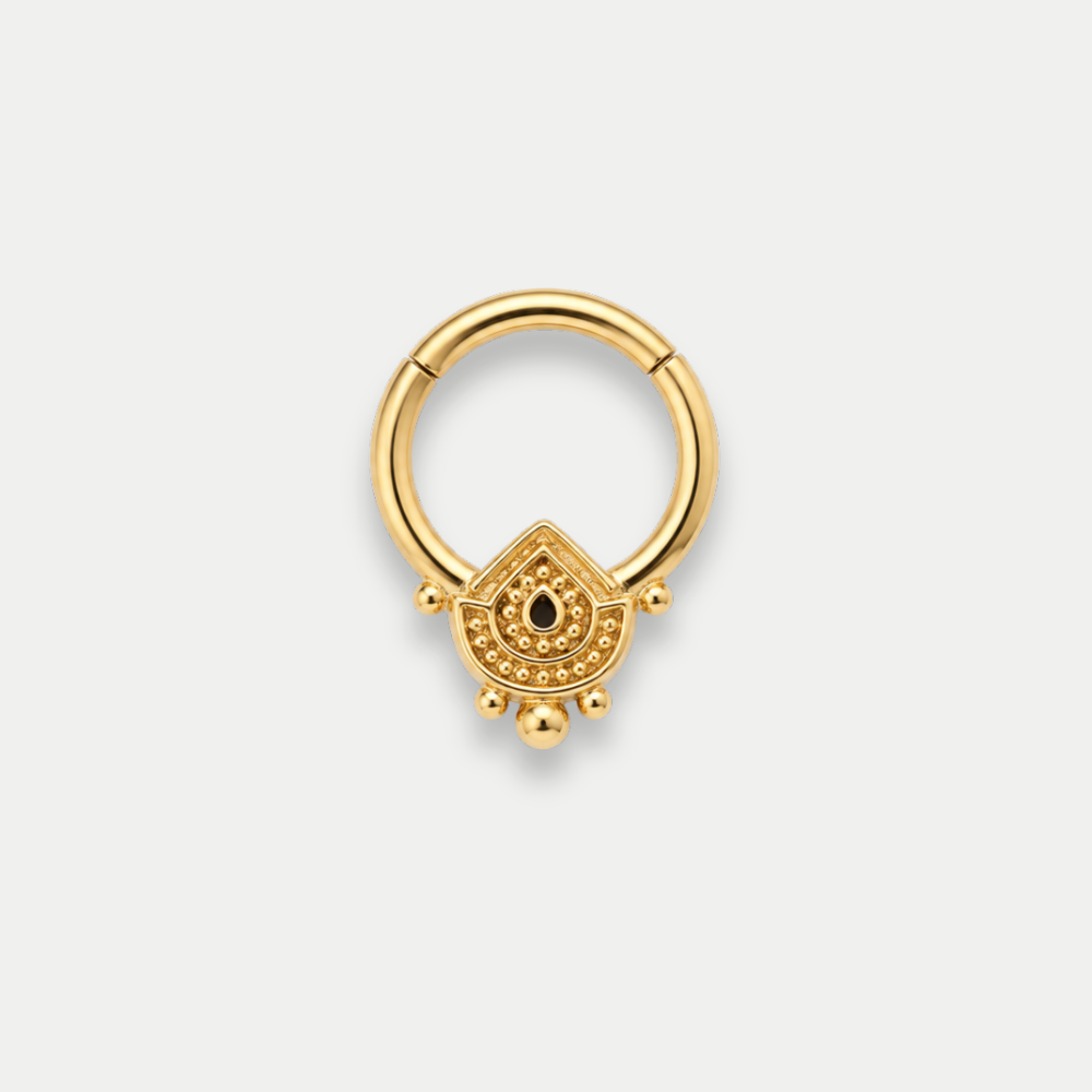 Anneau piercing Aural en titane gold, pendentif ciselé à pierre noire et perles dorées, vu de face