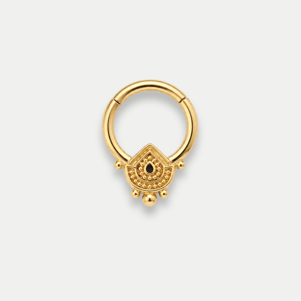 Anneau piercing Aural en titane gold, pendentif ciselé à pierre noire et perles dorées, vu de face