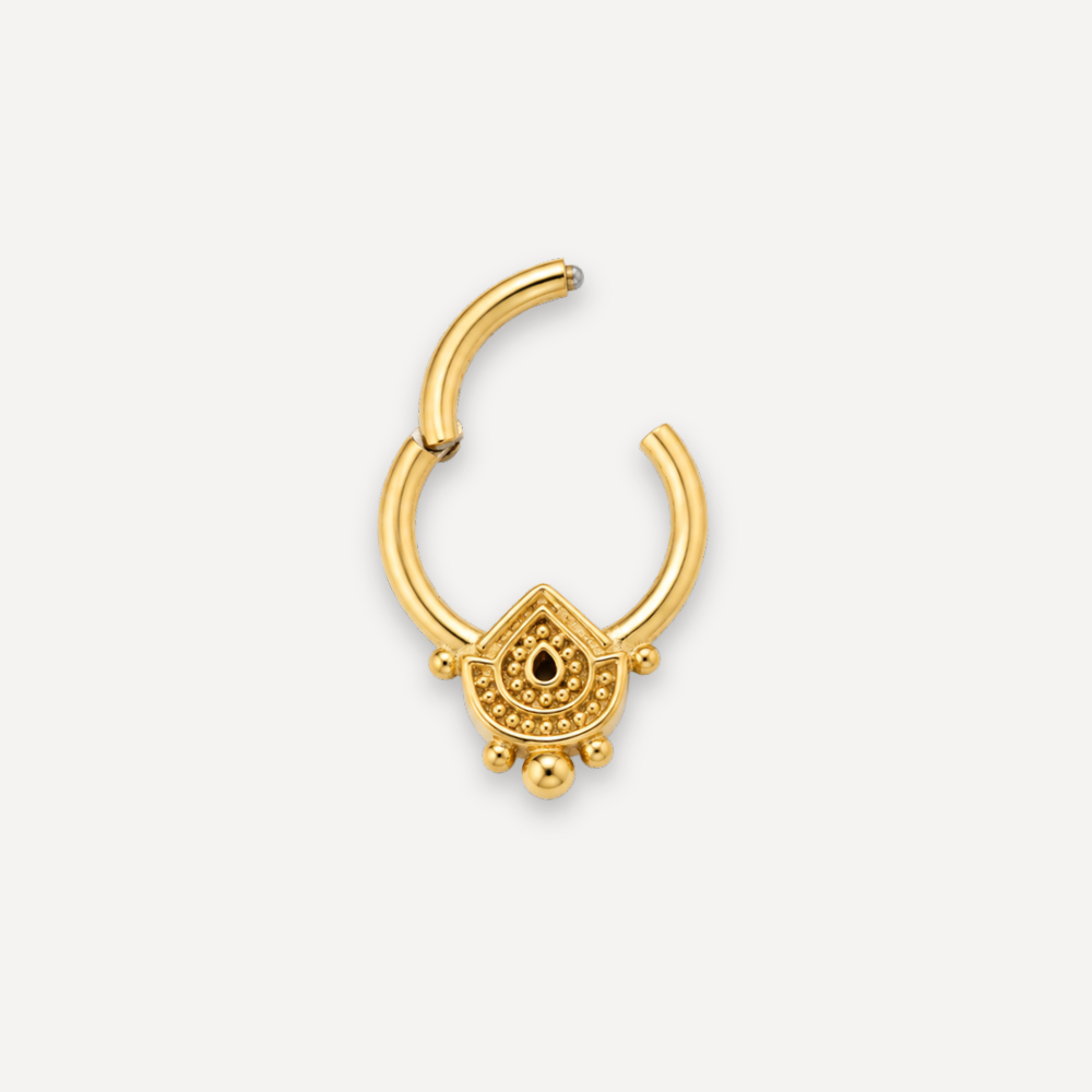 Anneau piercing Aural en titane gold, pendentif ciselé à pierre noire et perles dorées, ouvert, fermeture à clip