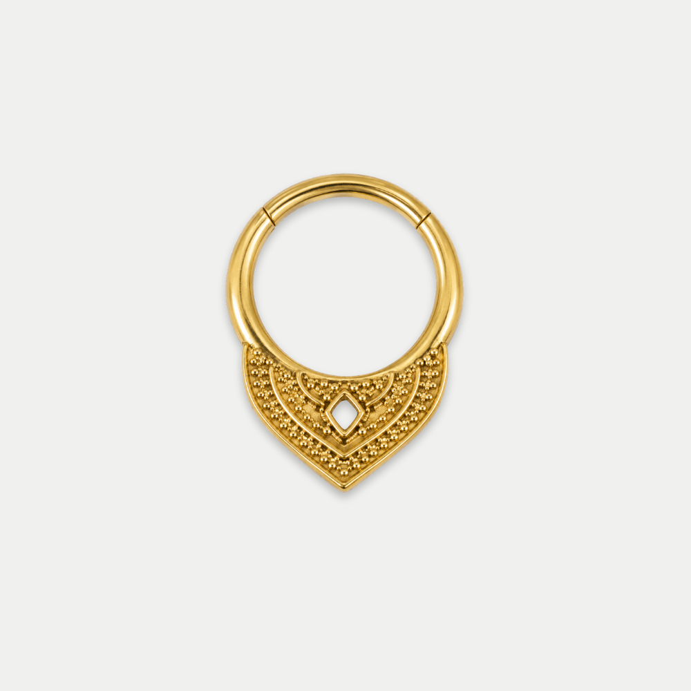 Anneau piercing Crest en titane gold, motif texturé et pendentif en pointe, vu de face