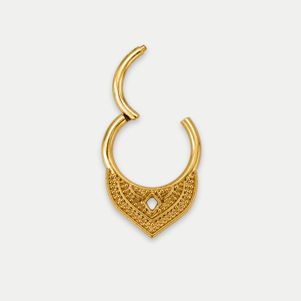 Anneau piercing Crest en titane gold, motif texturé et pendentif en pointe, ouvert, fermeture à clip