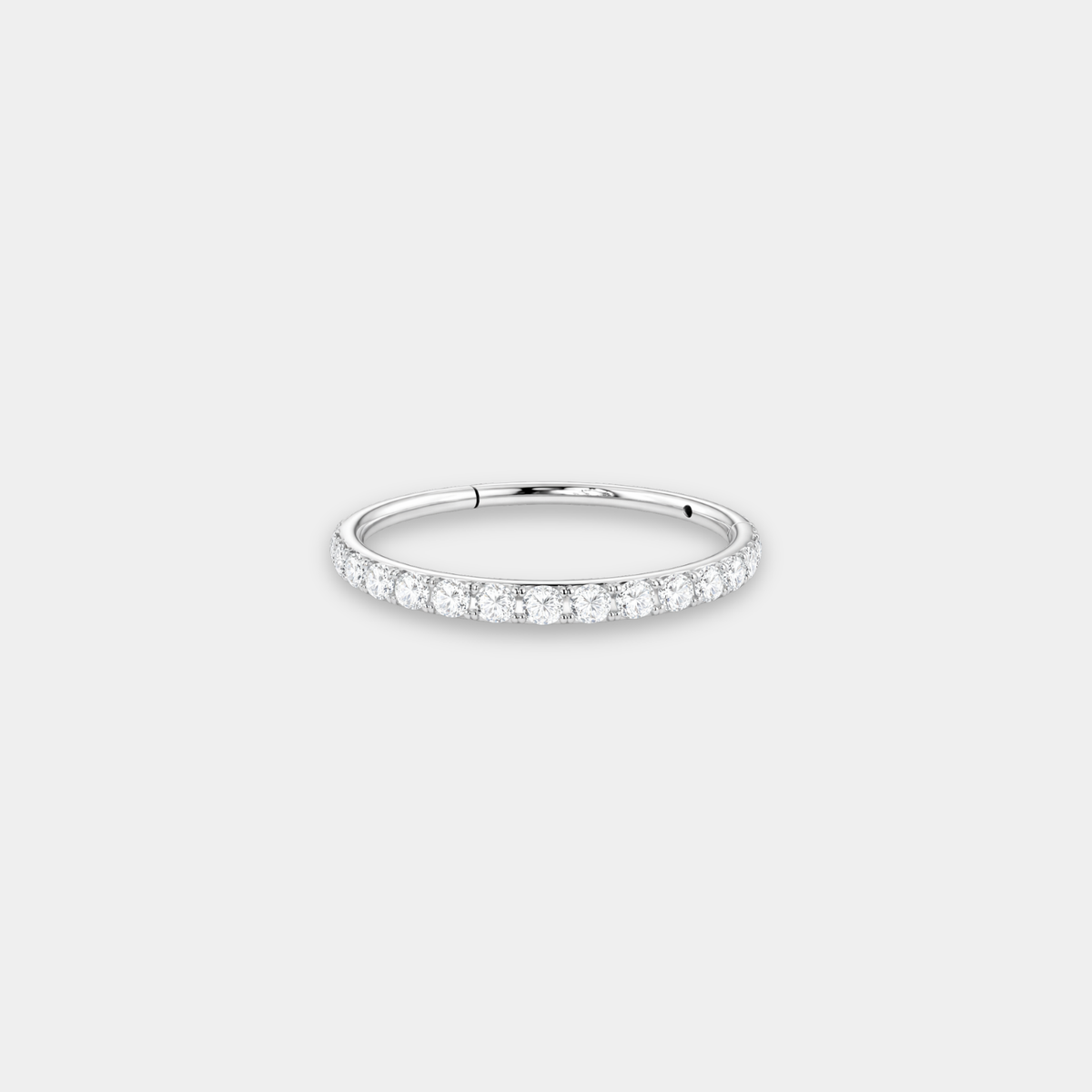 Anneau piercing Ella en titane avec zircon, vu de face