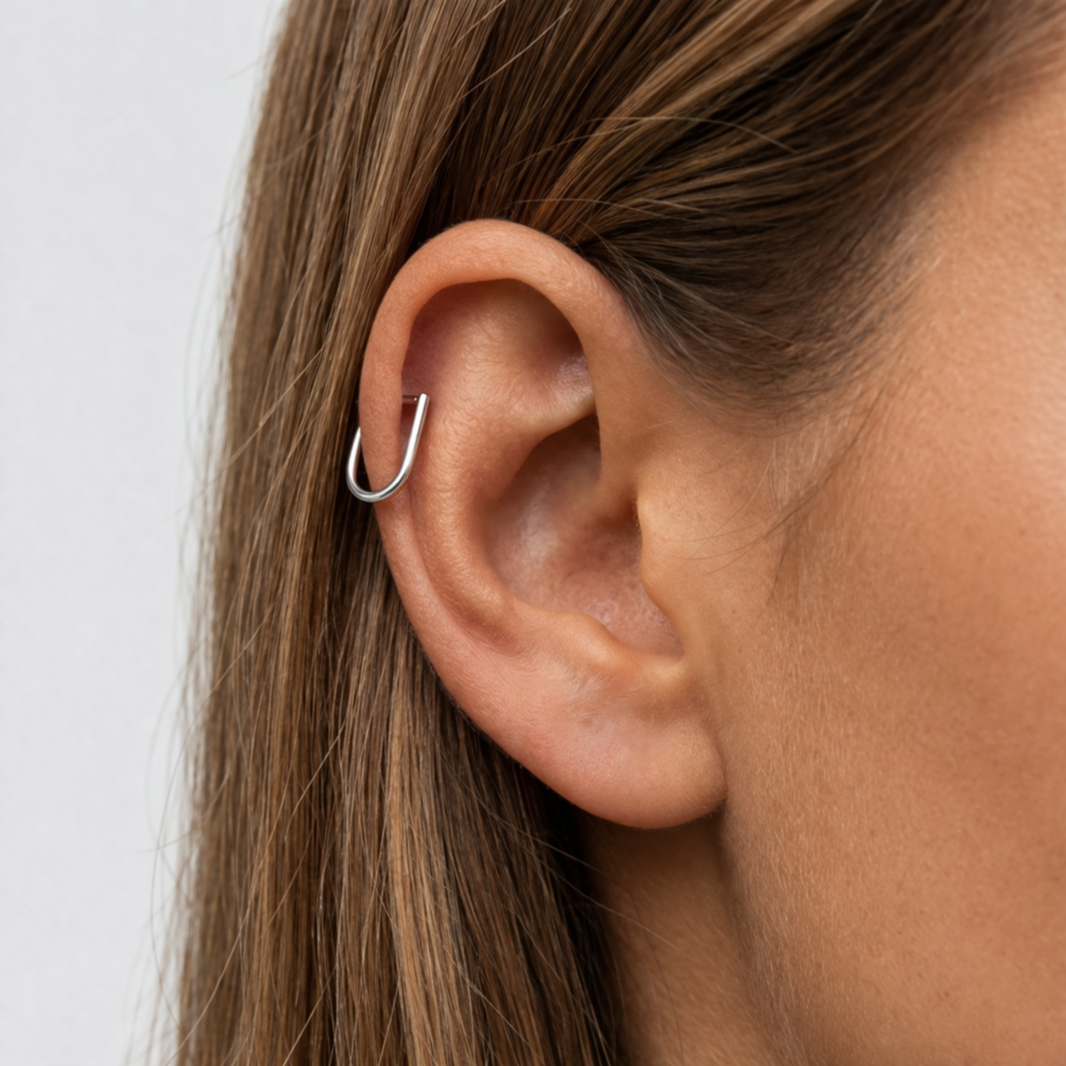 Anneau piercing Eloah en titane, porté à l’oreille
