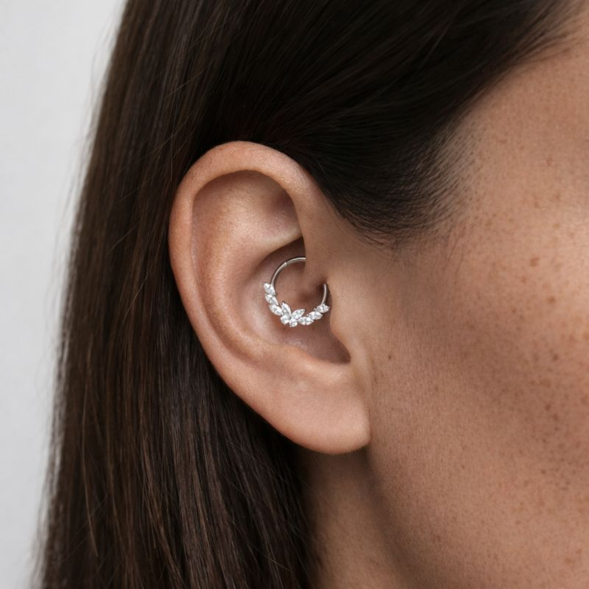 Anneau piercing Elva en titane avec zircon, porté au daith