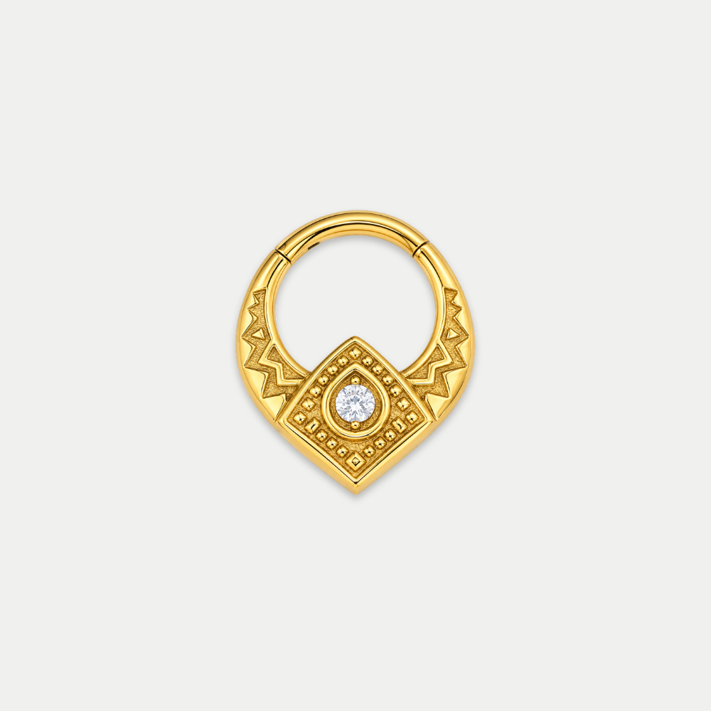 Anneau piercing Emblem en titane gold, motif géométrique ciselé et zircon central, zircon blanc, vu de face