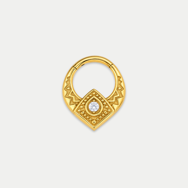 Anneau piercing Emblem en titane gold, motif géométrique ciselé et zircon central, zircon blanc, vu de face