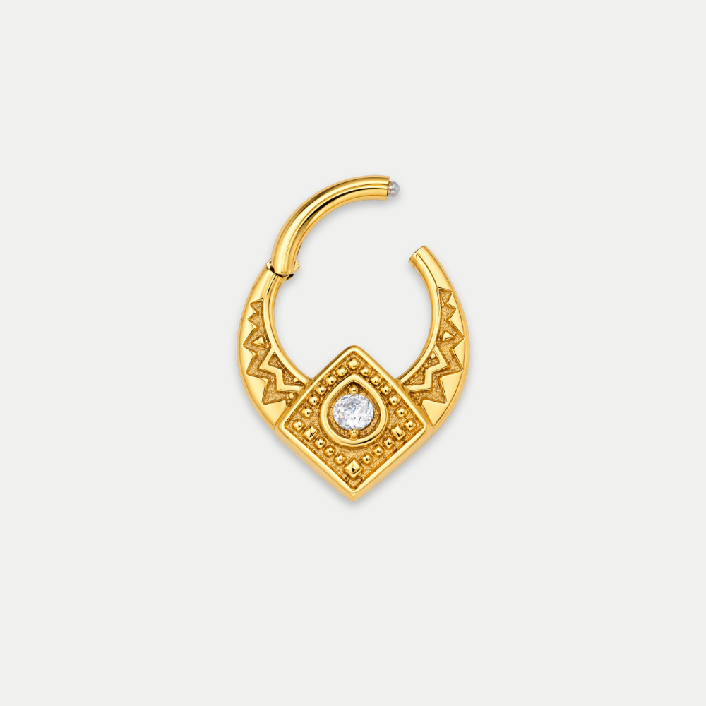 Anneau piercing Emblem en titane gold, motif géométrique ciselé et zircon central, zircon blanc, ouvert, fermeture à clip