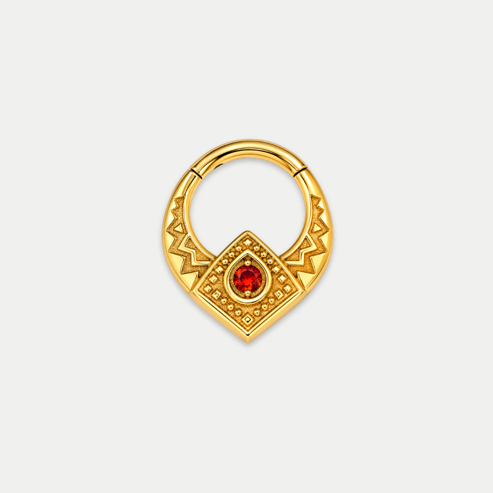 Anneau piercing Emblem en titane gold, motif géométrique ciselé et zircon central, zircon rouge, vu de face