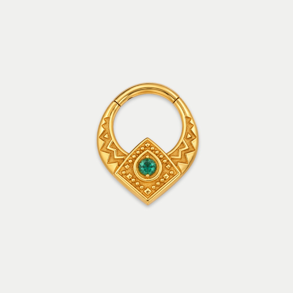 Anneau piercing Emblem en titane gold, motif géométrique ciselé et zircon central, zircon vert, vu de face