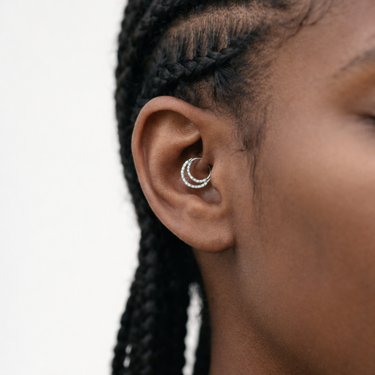 Anneau piercing Evan en titane avec zircon, porté au daith
