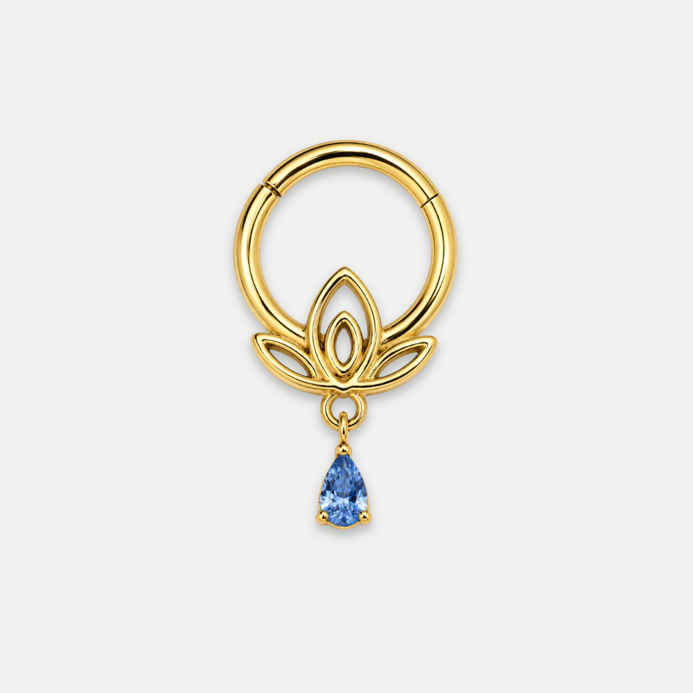 Anneau piercing Flora en titane gold, motif floral et zircon en goutte suspendu, zircon bleu, vu de face