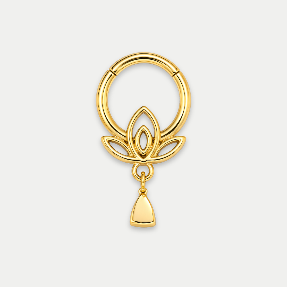Anneau piercing Flora en titane gold, motif floral et pendentif en goutte, vu de dos