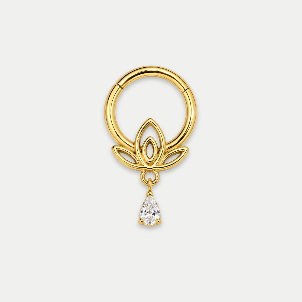 Anneau piercing Flora en titane gold, motif floral et zircon en goutte suspendu, zircon blanc, vu de face