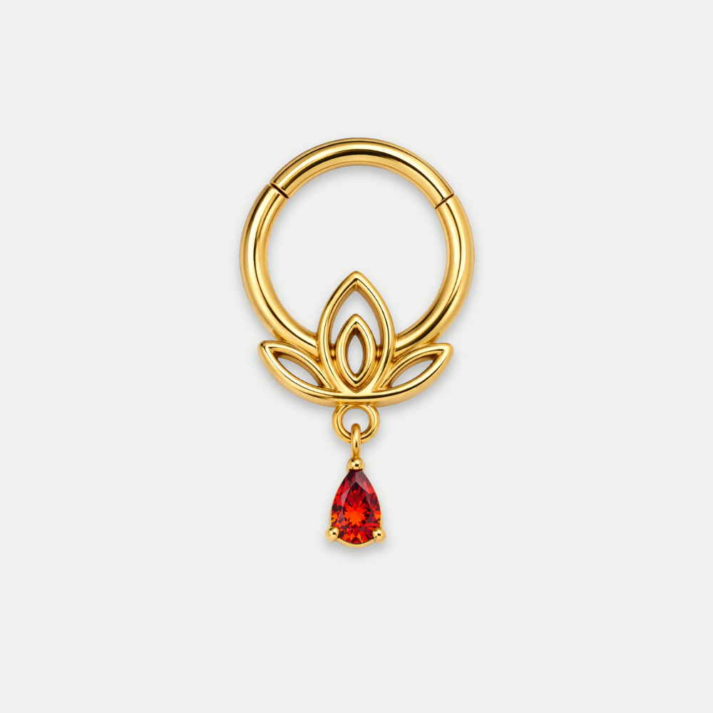 Anneau piercing Flora en titane gold, motif floral et zircon en goutte suspendu, zircon rouge, vu de face