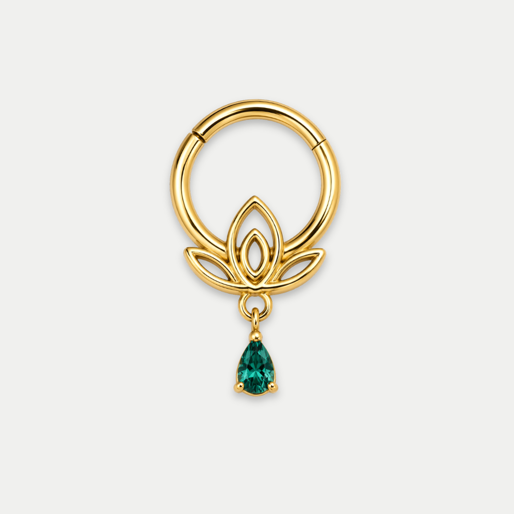 Anneau piercing Flora en titane gold, motif floral et zircon en goutte suspendu, zircon vert, vu de face