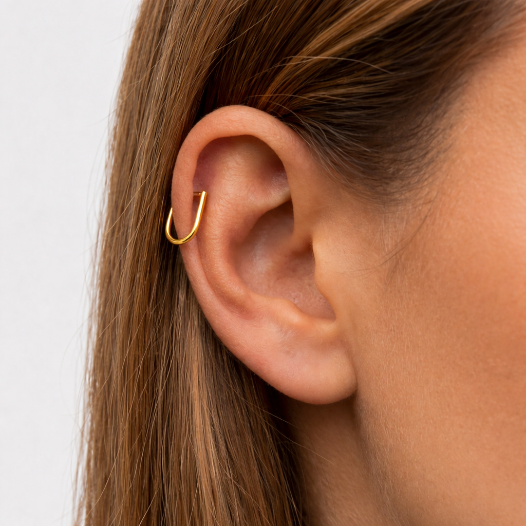Anneau piercing Ilona en titane gold, porté à l’oreille