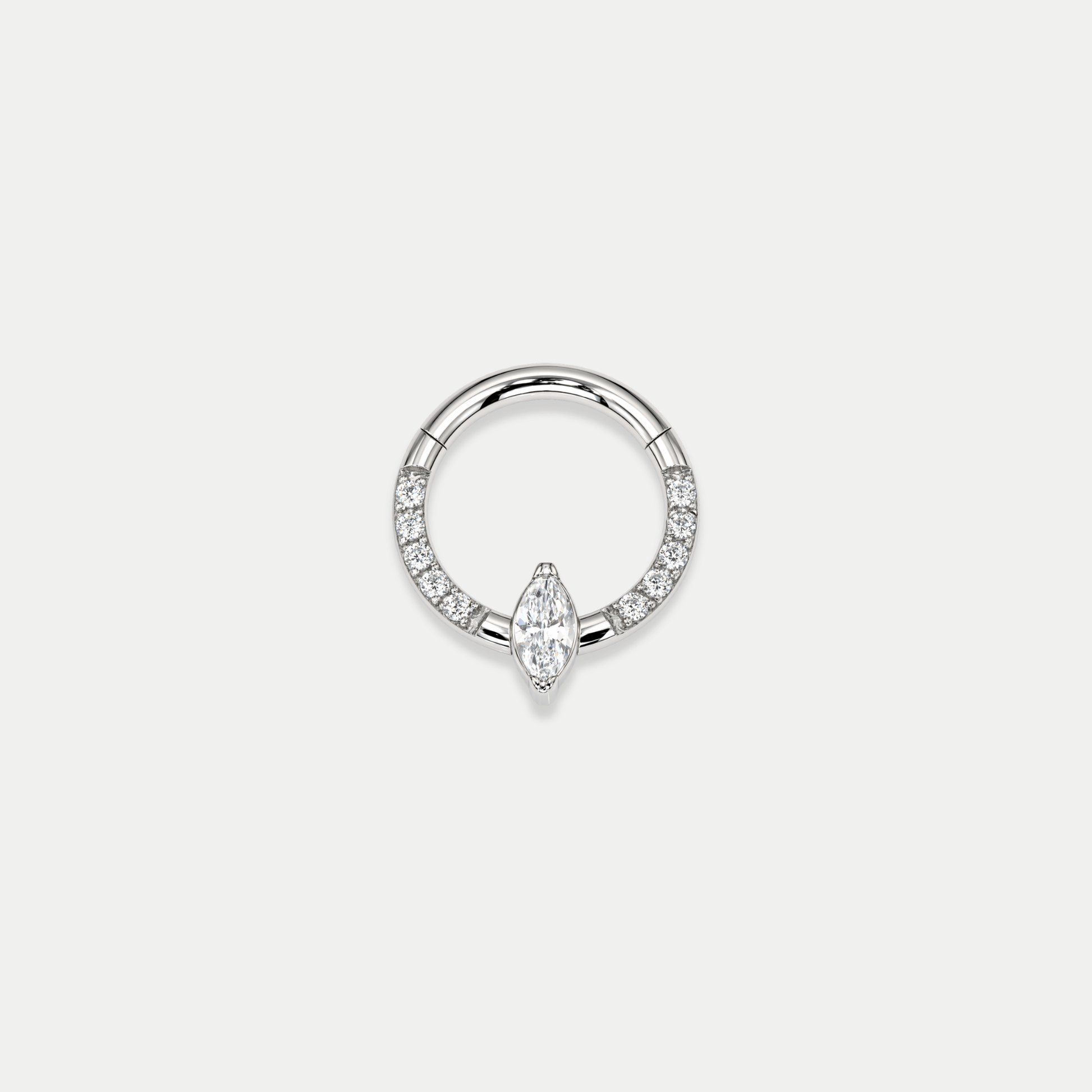 Anneau de piercing en titane argenté avec zircon central marquise et zircons sertis sur l’anneau