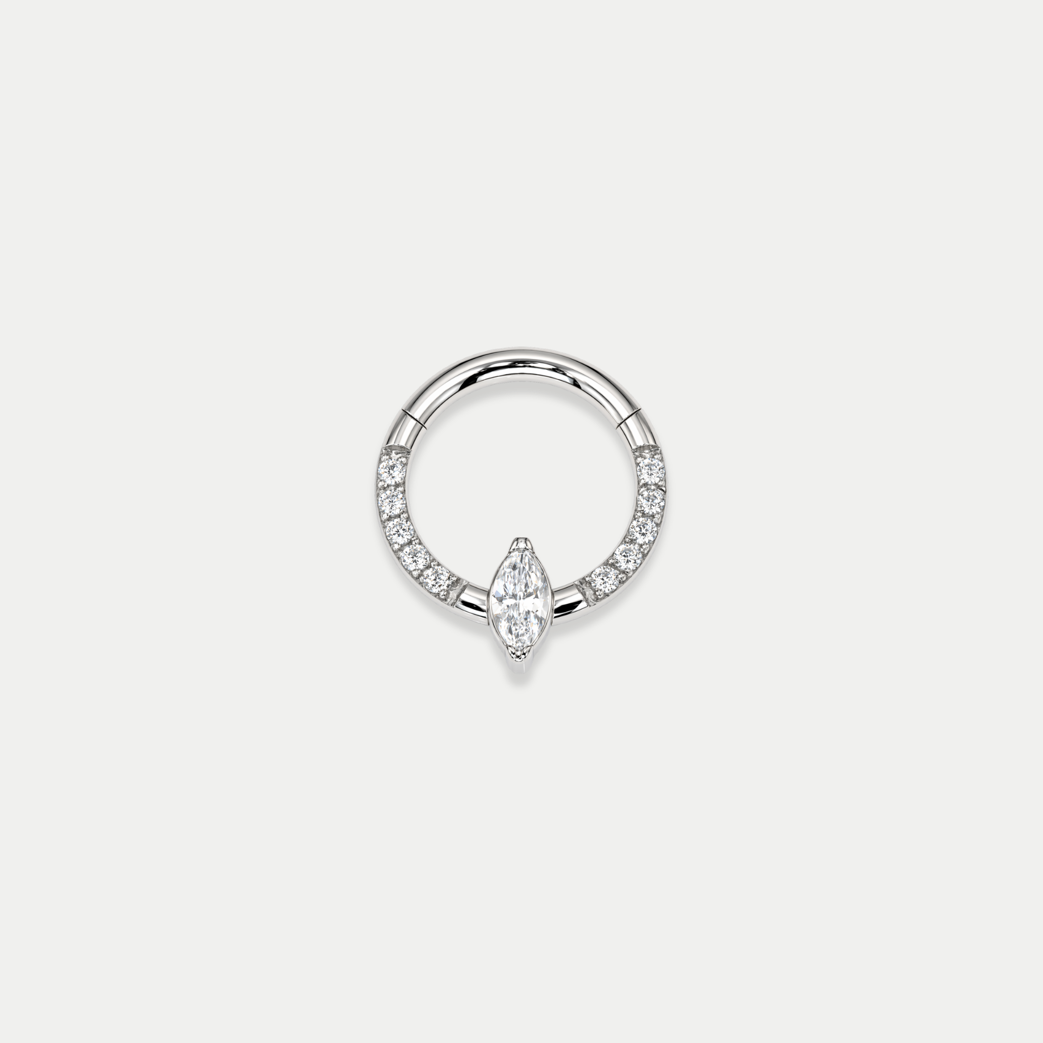 Anneau de piercing en titane argenté avec zircon central marquise et zircons sertis sur l’anneau