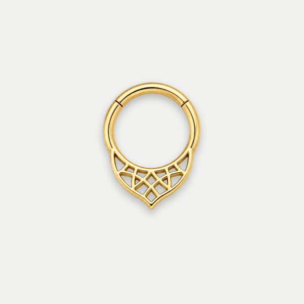 Anneau piercing Lattice en titane gold, motif géométrique ajouré aux lignes entrelacées, vu de face