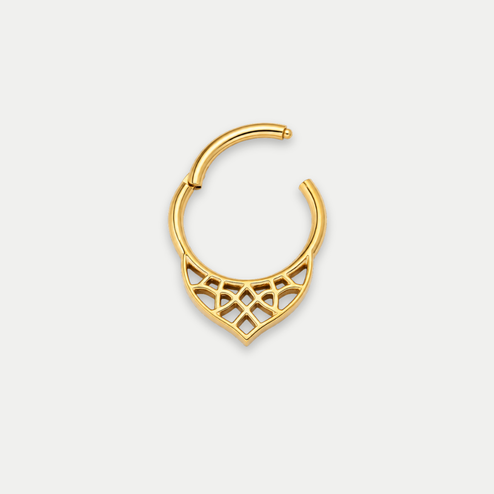 Anneau piercing Lattice en titane gold, motif géométrique ajouré aux lignes entrelacées, ouvert, fermeture à clip