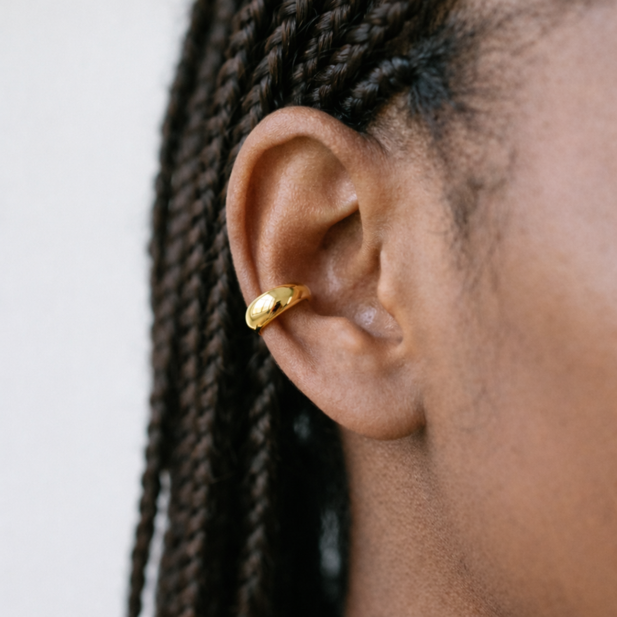 Anneau piercing Lea en titane gold, porté à l’hélix