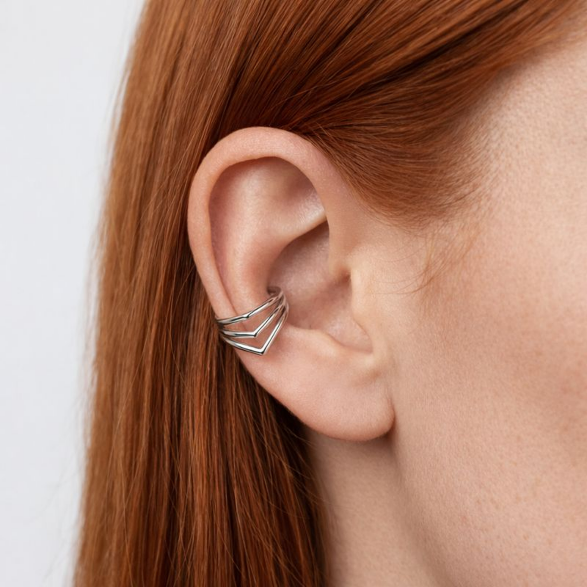 Anneau piercing Lilae en titane, porté à l’hélix