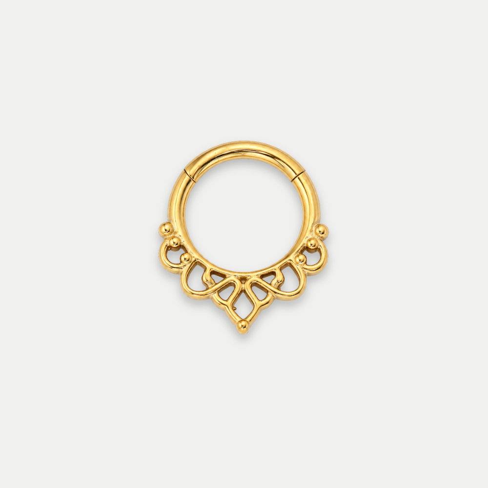 Anneau piercing Linea en titane gold, motif arrondi et géométrique avec pendentif en pointe, vu de face