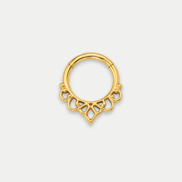 Anneau piercing Linea en titane gold, motif arrondi et géométrique avec pendentif en pointe, vu de face