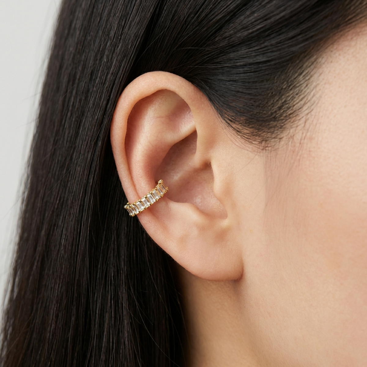 Anneau piercing Lirai en titane gold avec zircon, porté à l’hélix