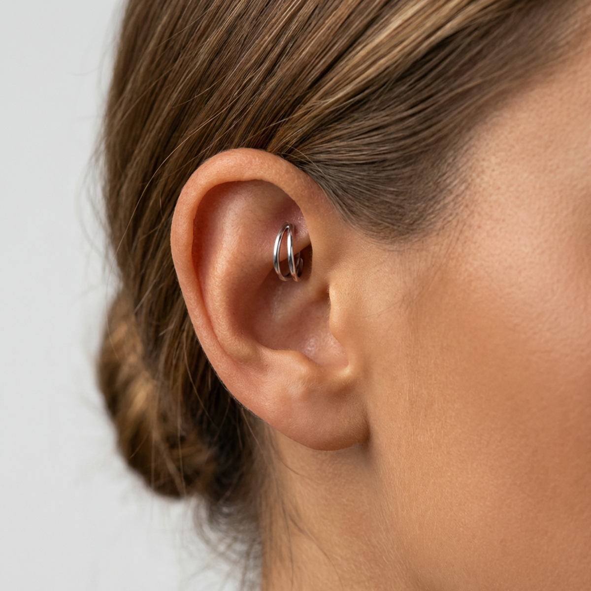 Anneau piercing Lonai en titane, porté à l’oreille