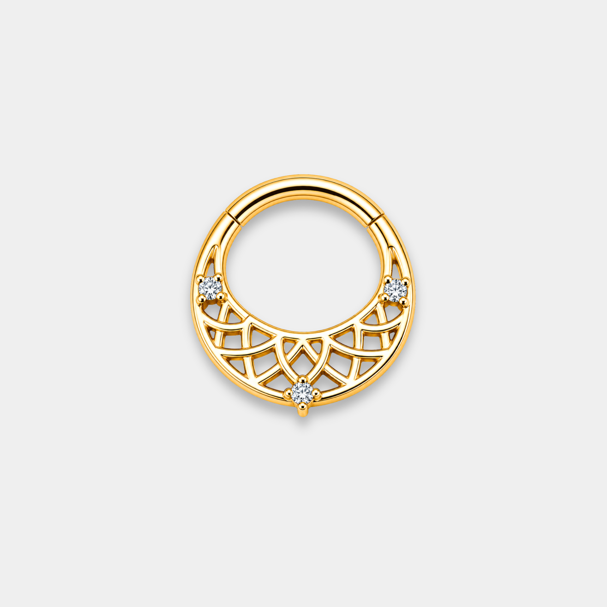 Anneau piercing Lumis en titane gold avec motifs géométriques ajourés et trois zircons sertis de face