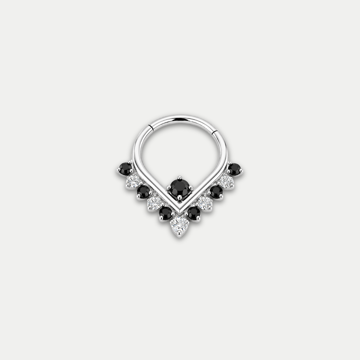 Anneau piercing Mena en titane avec zircons blancs et noir, vu de face