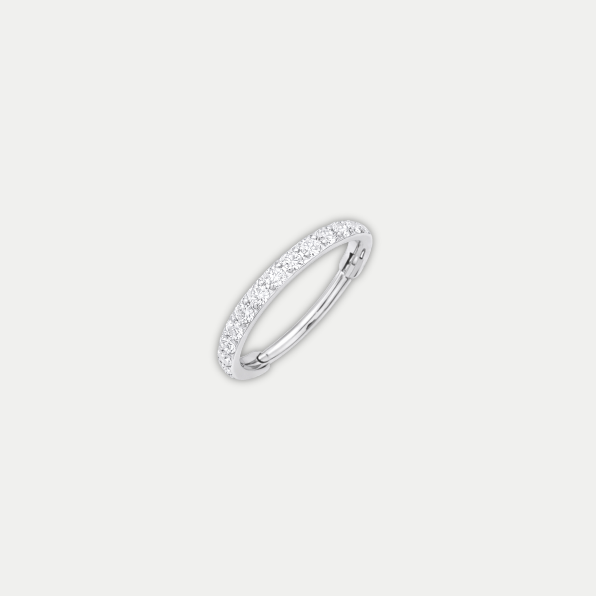 Anneau piercing Milae en titane avec zircon, vu de côté