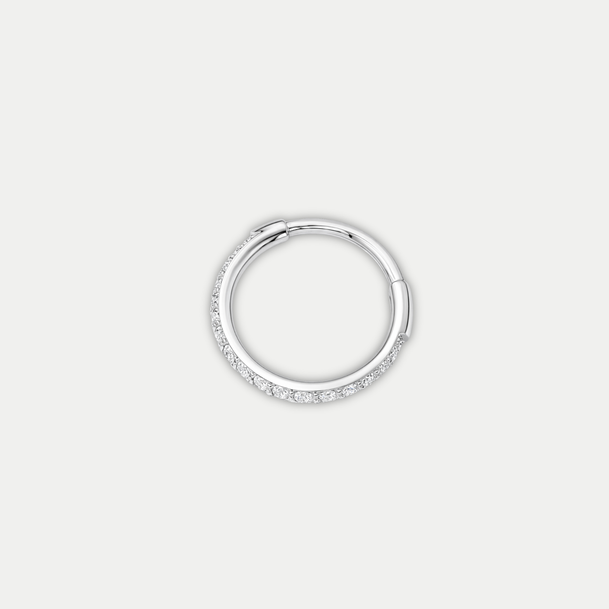 Anneau piercing Milae en titane avec zircon, vu de face