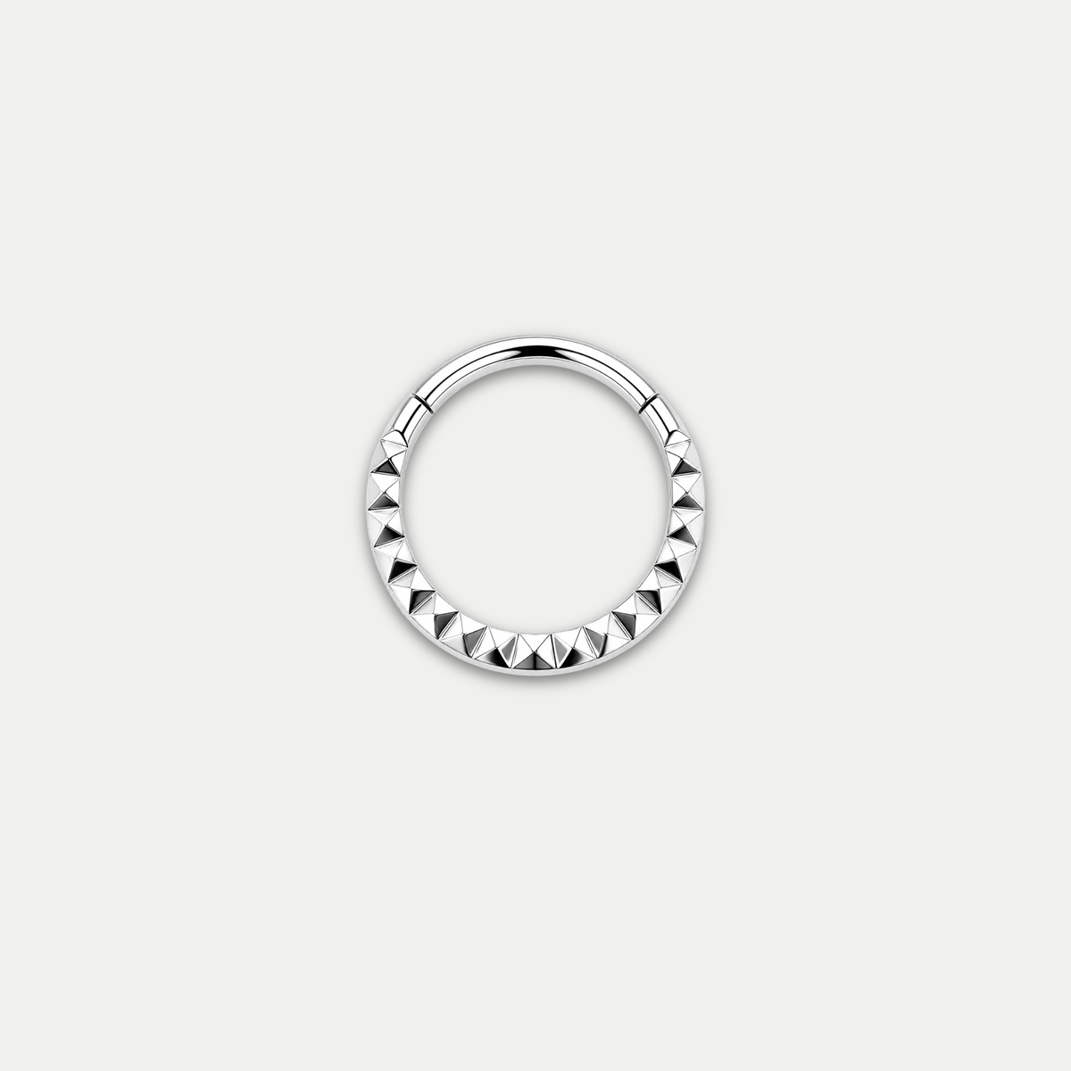 Anneau piercing Mirae en titane, vu de face