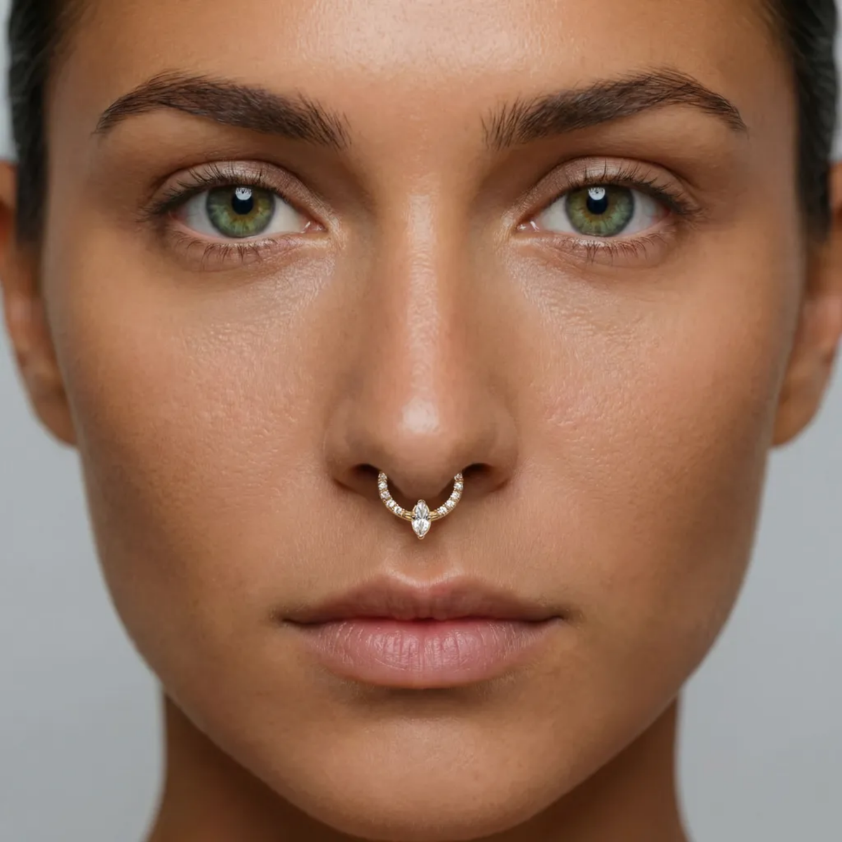 Anneau piercing Naïs en titane gold avec zircon, porté au septum