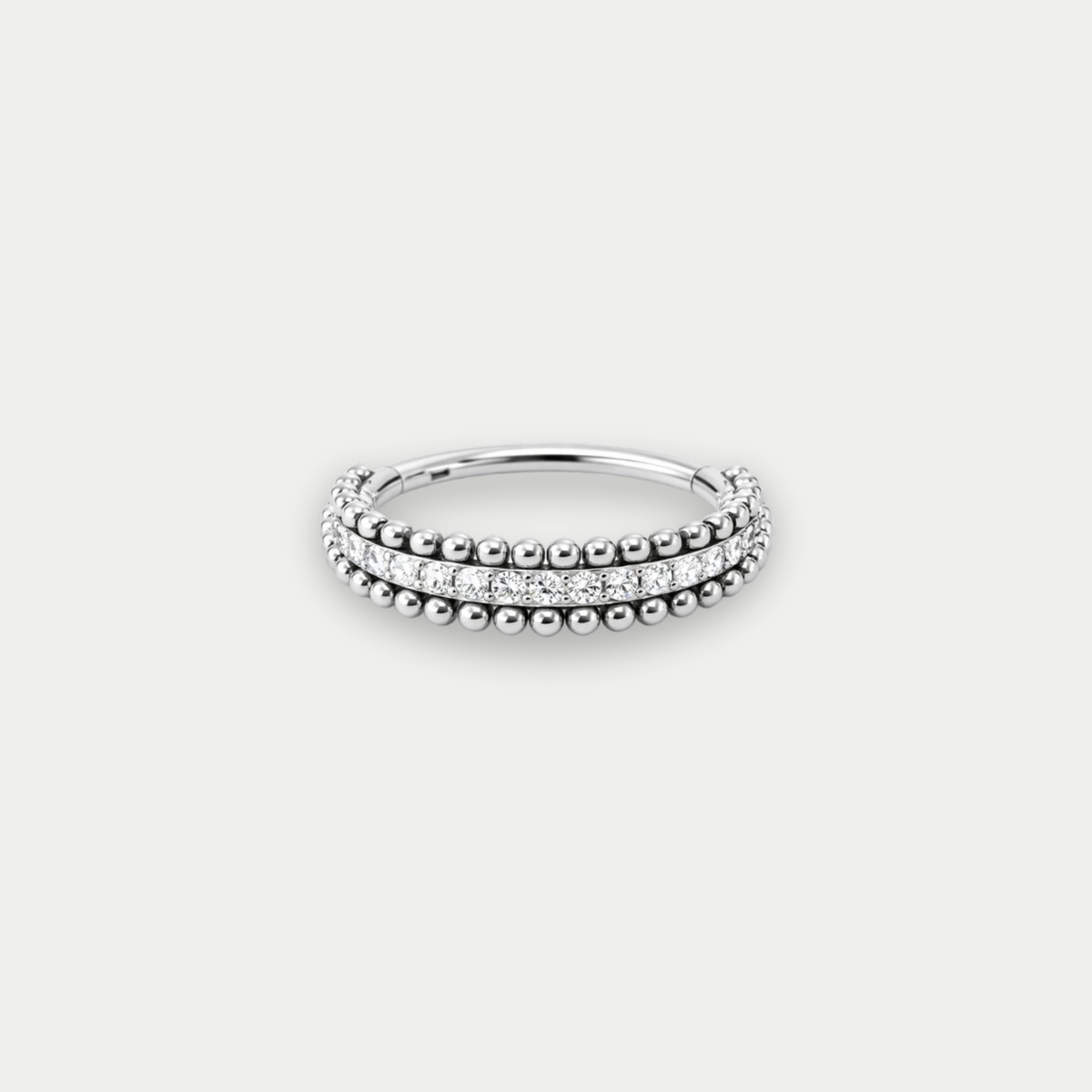 Anneau piercing Nessa en titane avec zircon, vu de face