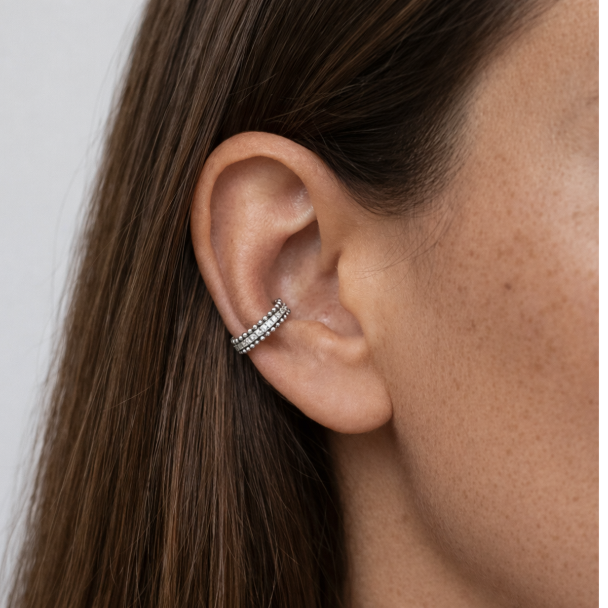 Anneau piercing Nessa en titane avec zircon, porté à l’oreille