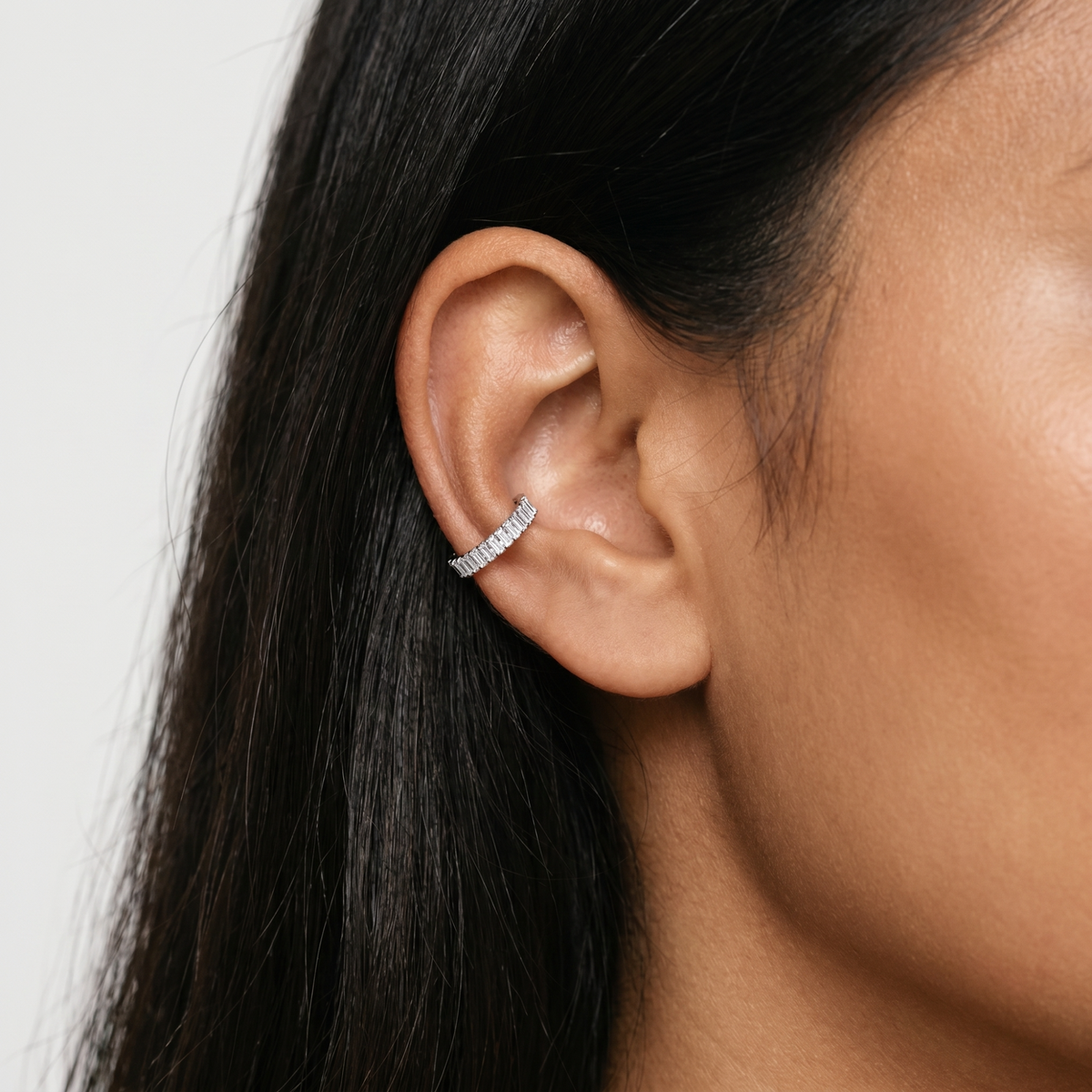 Anneau piercing Nino en titane avec zircon, porté au conch